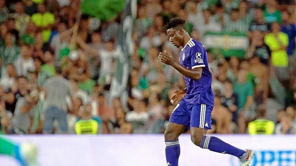 El defensa central blanquivioleta Salisu avanza con el balón en el partido frente al Betis.-PHOTO-DEPORTE
