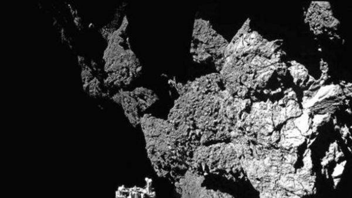 Imagen captada por el módulo 'Philae' en su emplazamiento definitivo en el cometa. A la izquierda puede observarse una de sus tres patas, que no quedó bien anclada al suelo.-Foto: ESA