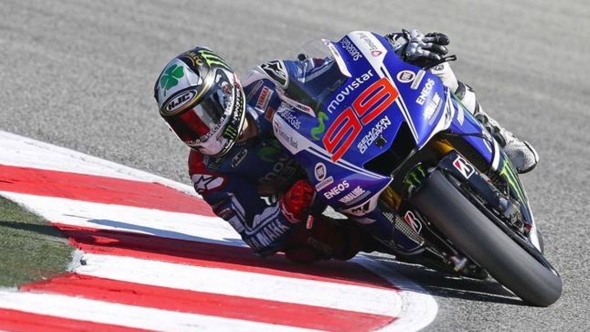 Jorge Lorenzo traza una curva en el circuito de Misano, este sábado.-REUTERS