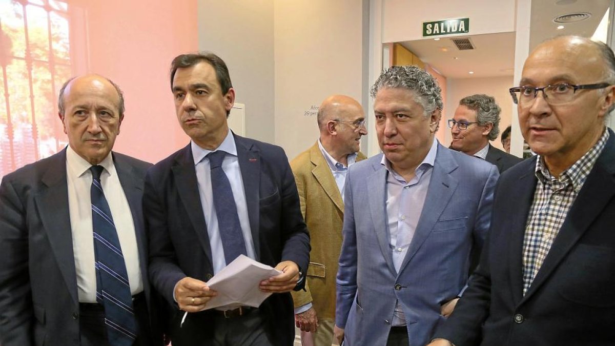 Martínez Maíllo asiste, ayer, a la presentación de los candidatos al Congreso y Senado del PP por Valladolid. En la imagen junto a Miguel Ángel Cortés, Tomás Burgos y Ramiro Ruiz Medrano.-ICAL