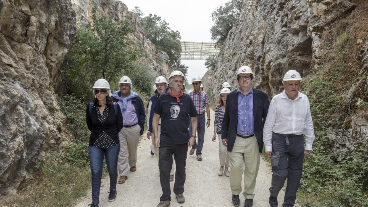Un grupo de ocho personas del Instituto Cervantes, encabezados por su director Juan Manuel Bonet (2D), visitan los yacimientos de Atapuerca y la sede de la Fundación Atapuerca.-ICAL