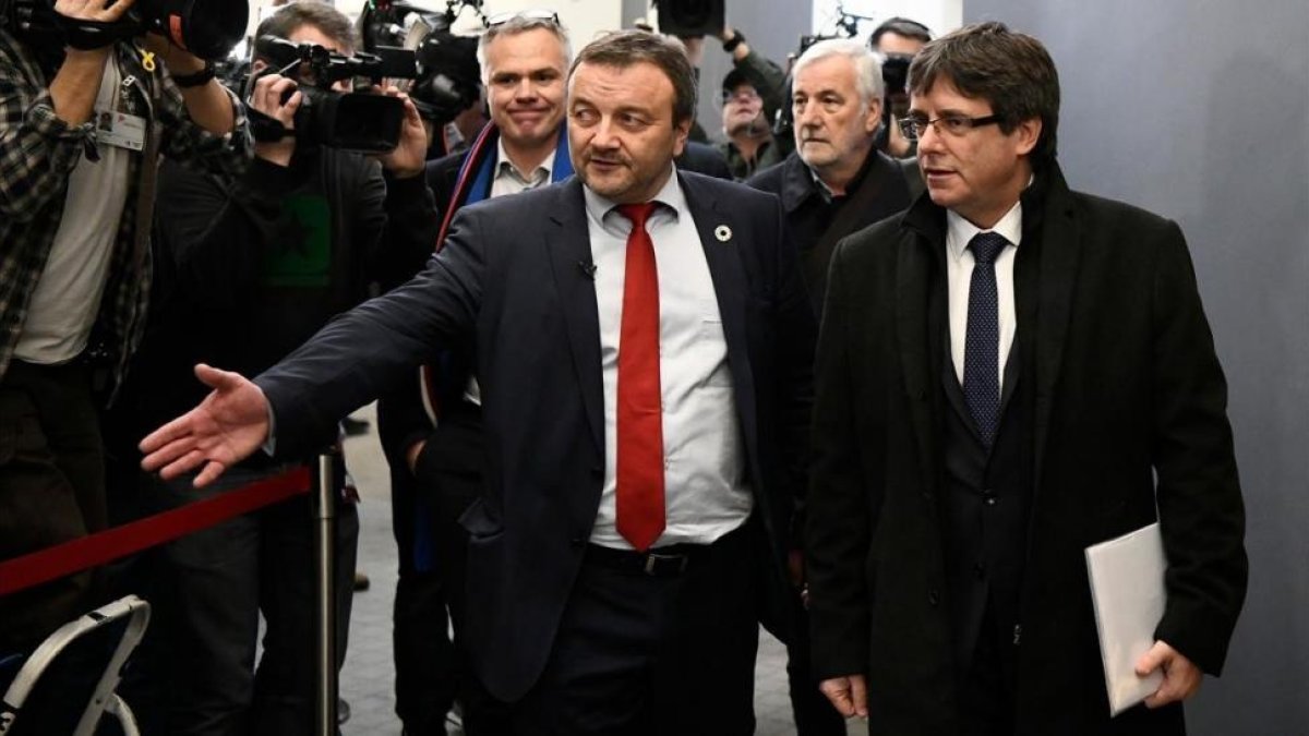 Carles Puigdemont y el diputado danés Magni Arge, llegando a la reunión del Parlamento de Dinamarca.-AFP