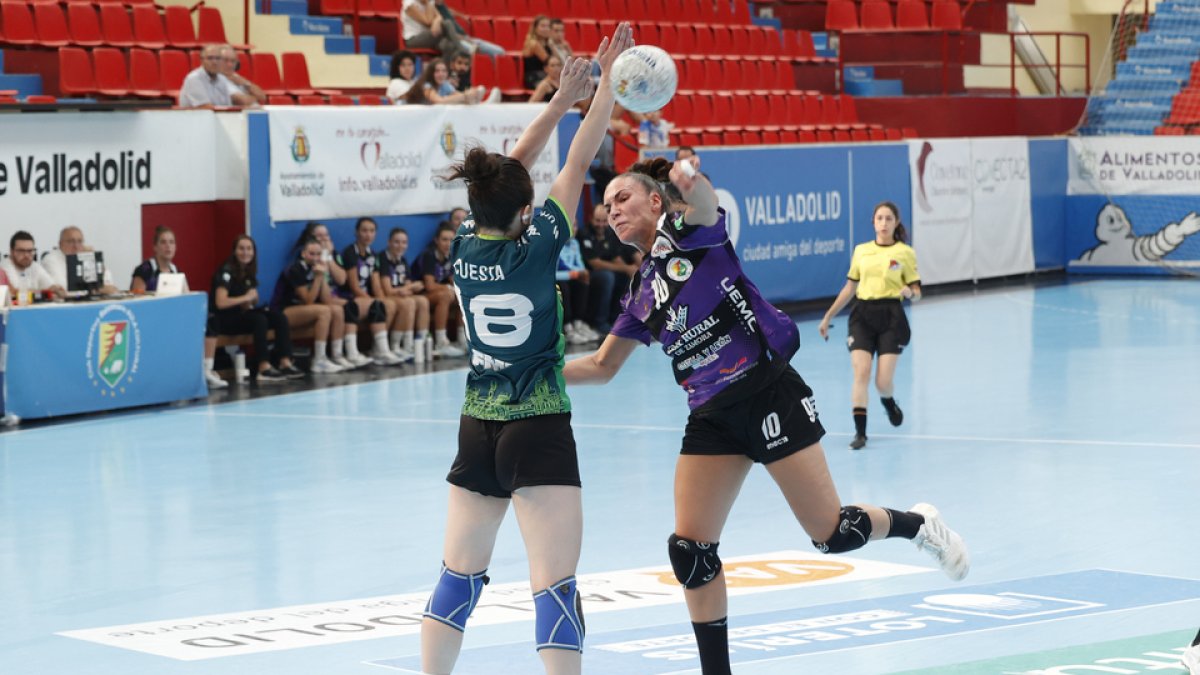 Semifinal de la copa Castilla y León de balonmano entre el Caja Rural Aula y el Handvall. PHOTOGENIC/ CARLOS LLORENTE