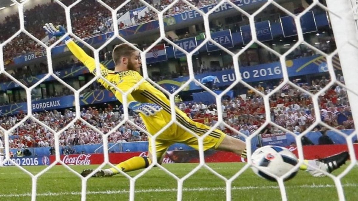 De Gea encaja el gol que dio el triunfo a Croacia.-EFE / JUANJO MARTÍN