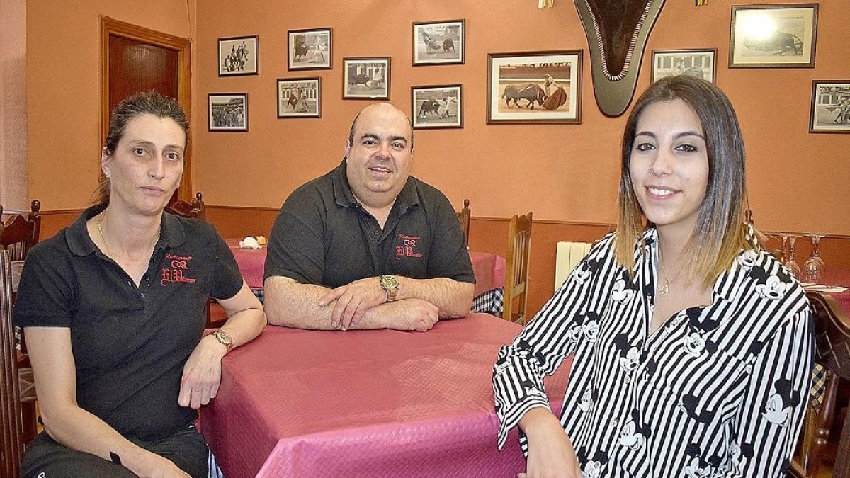 Cristóbal, Rosana y su hija Esther en su restaurante El Palomar, de Mojados.-