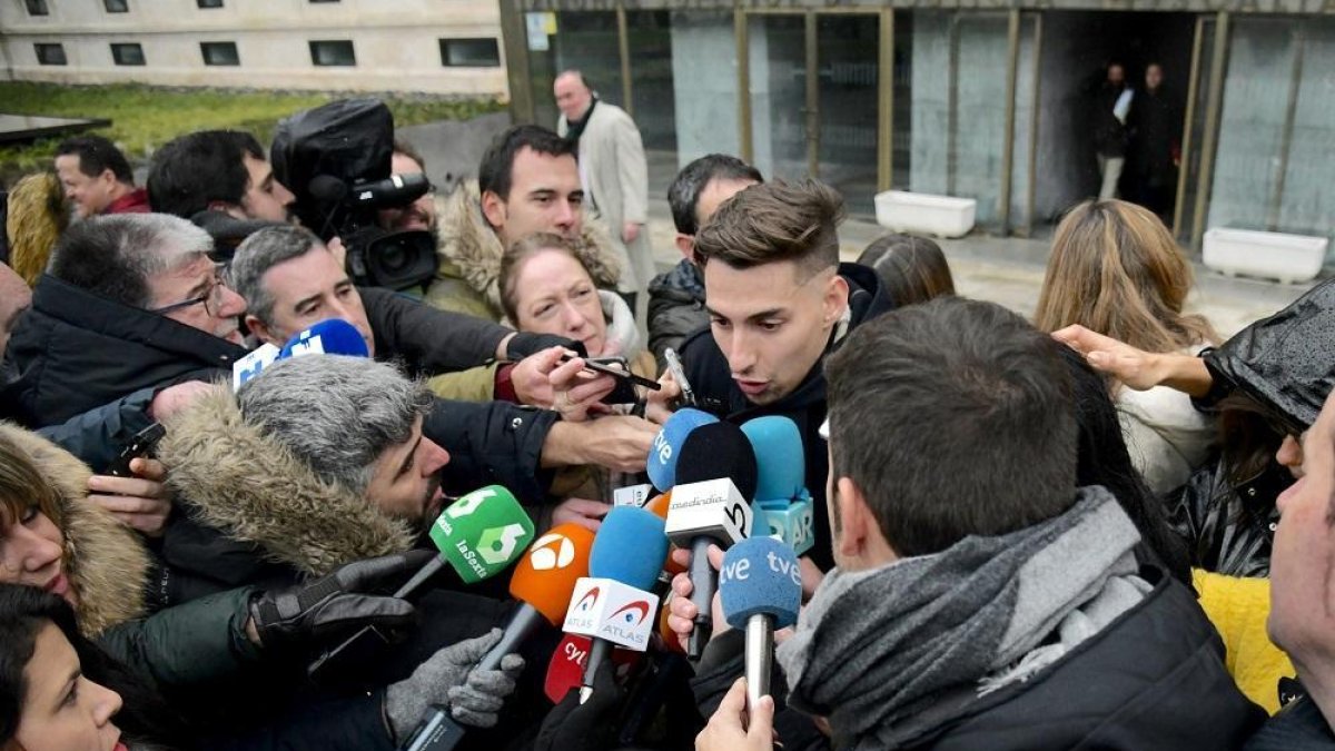 Carlos Cuadrado ‘Lucho’ atiende a los medios a su salida de la Audiencia Provincial de Burgos.-SANTI OTERO