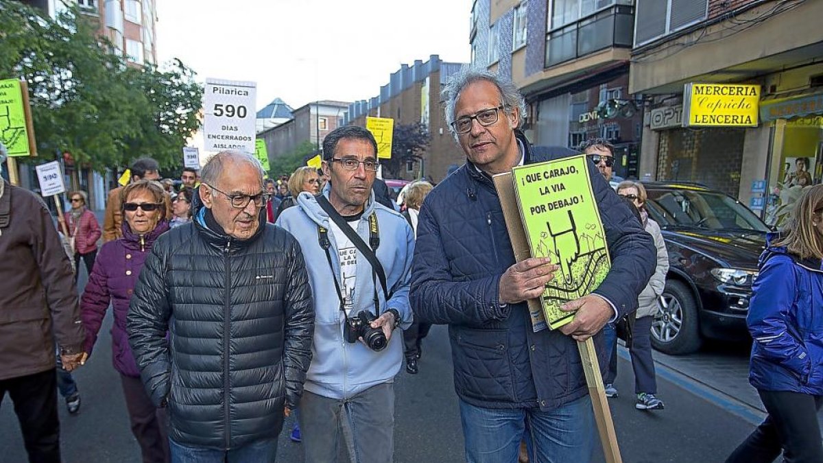 Martínez Bermejo, a la derecha, con uno de los carteles que llevaron los manifestantes.-PHOTOGENIC