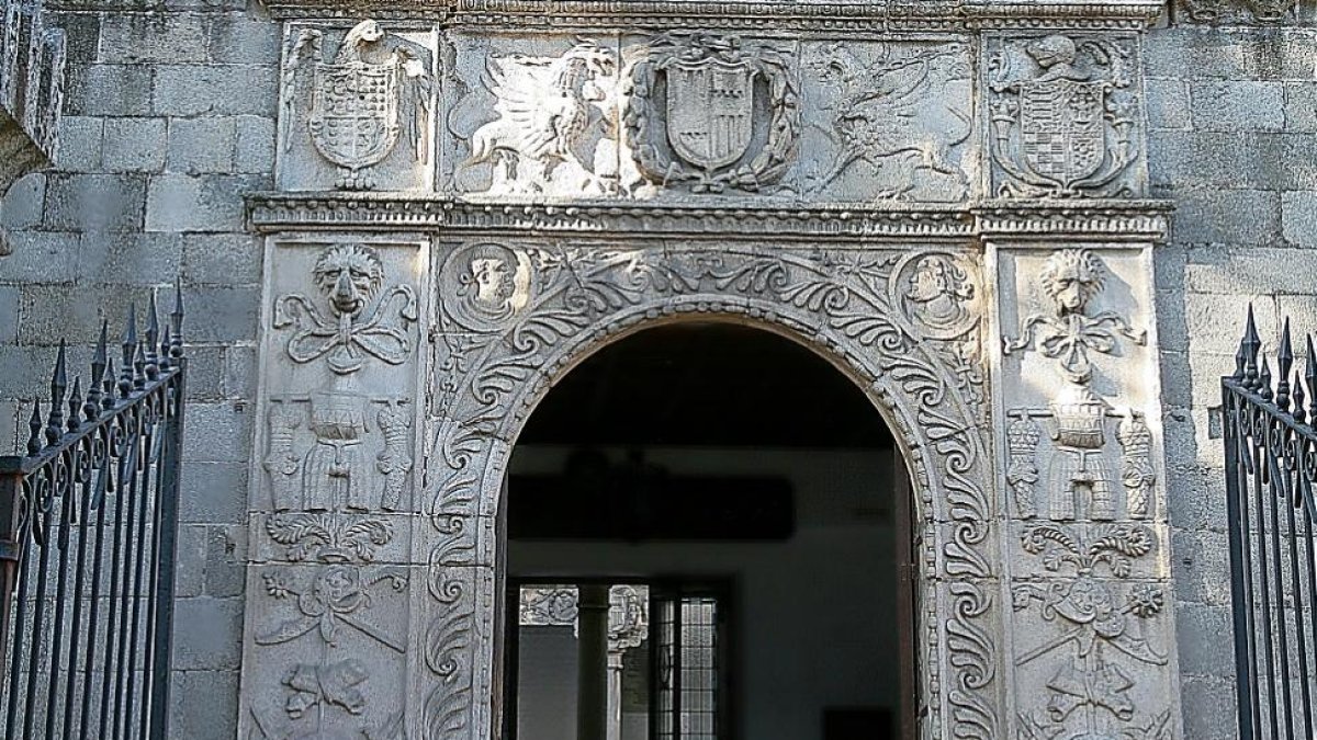 Fachada principal del Palacio de Polentinos, sede del Archivo General Militar de Ávila.-E.M.