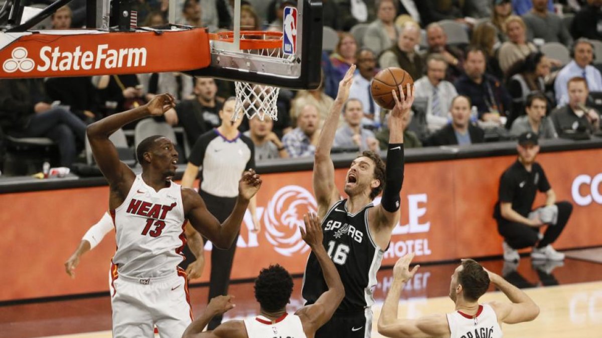 Pau Gasol, rodeado de rivales.-SOOBUM IM (SCOOBUM IM / USA TODAY)