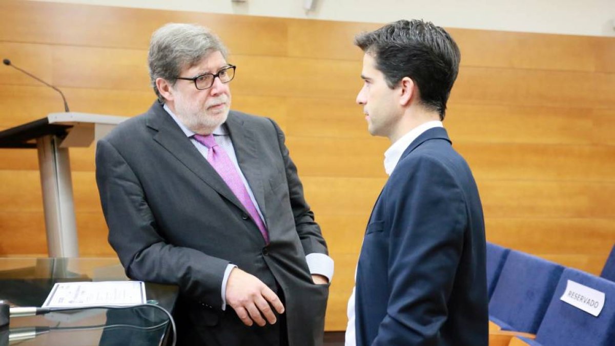El presidente de Cecale, Santiago Aparicio, y el confundador de CEO MytripleA, Jorge Antón, participan en una jornada sobre financiación alternativa para pymes-Ical