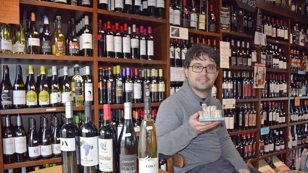 Alfonso Galindo en el interior de su tienda de vinos en Coca.-