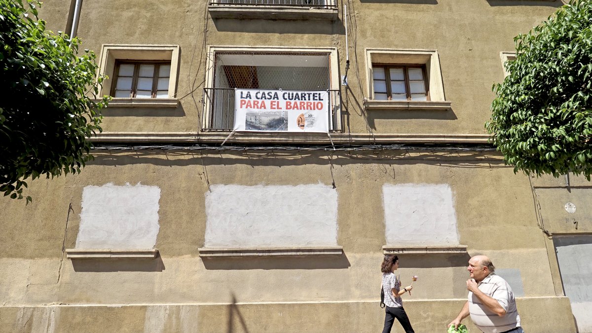 Pancarta en el antiguo cuartel de Vadillos. PHOTOGENIC