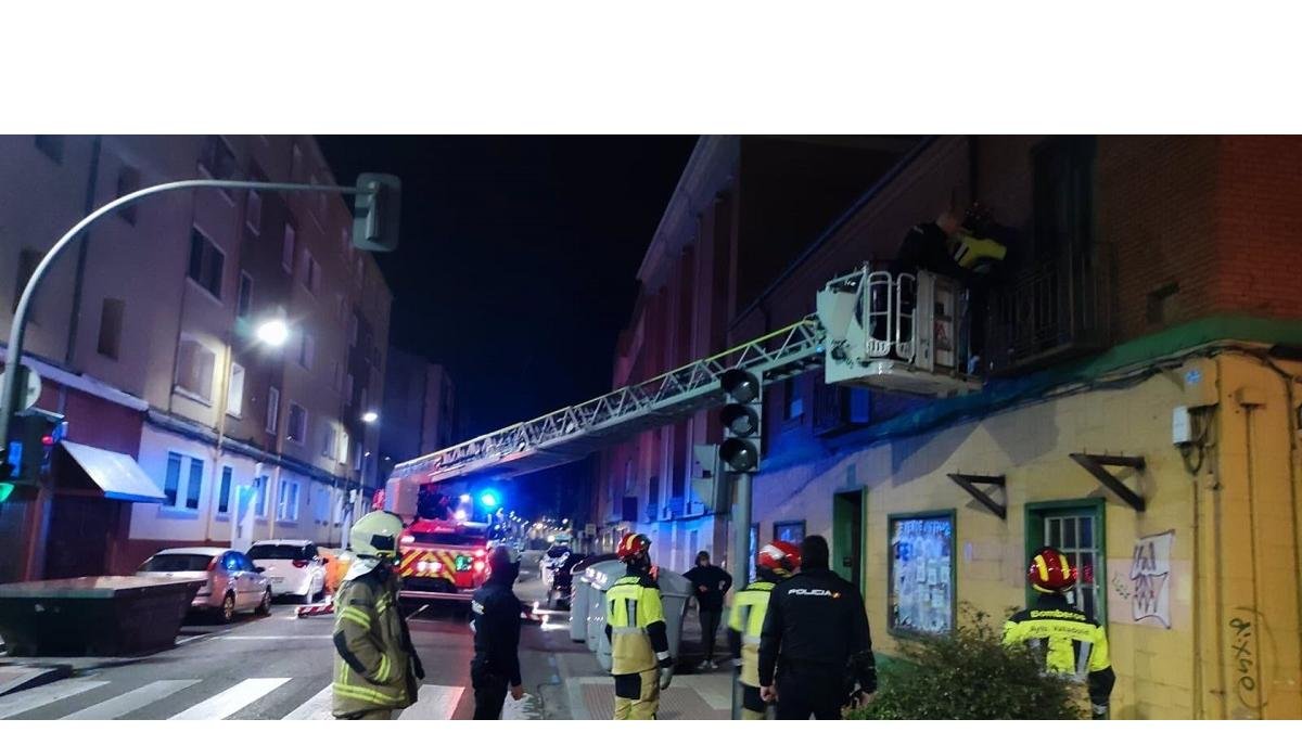 Rescate del joven que intentó entrar en una casa por el balcón en Valladolid. EUROPA PRESS