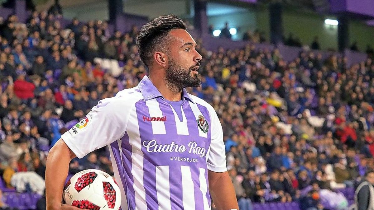Ivi se dispone a sacar de banda en un partido.-P. REQUEJO