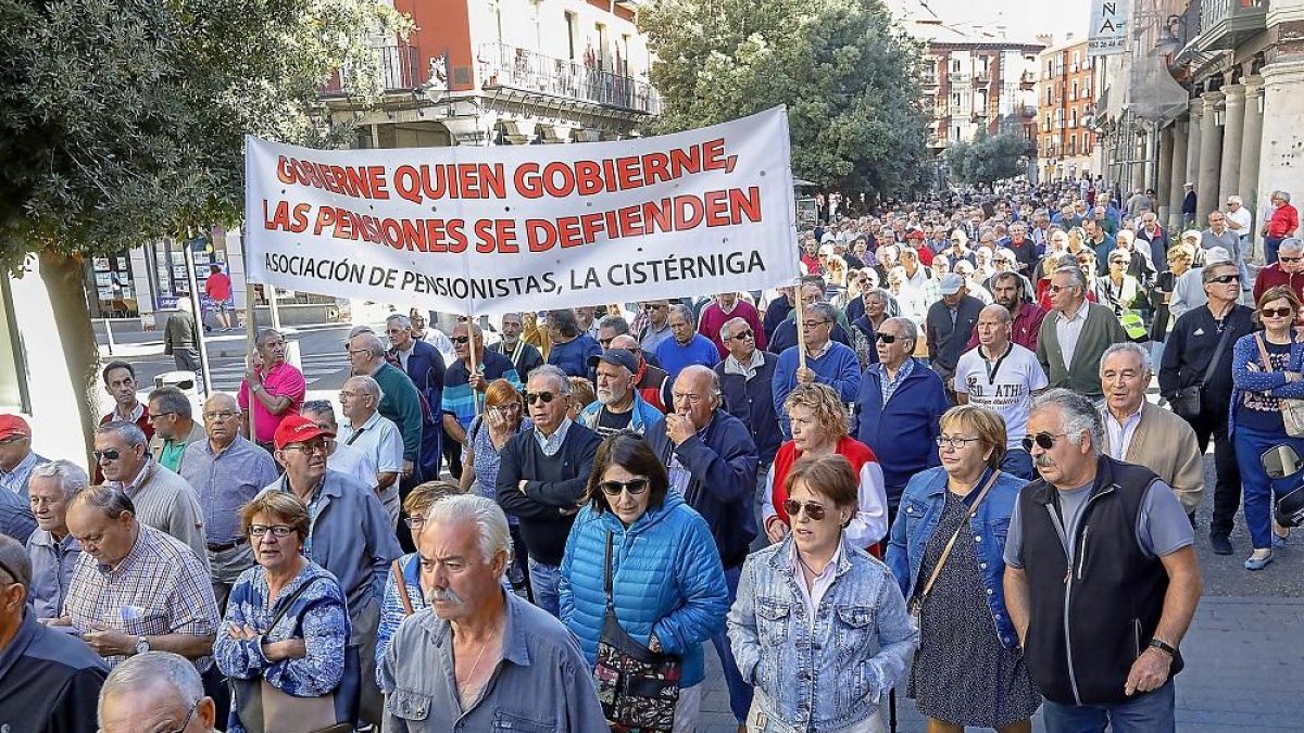 Manifestación de pensionistas en Valladolid en una imagen de archivo.-J.M. LOSTAU