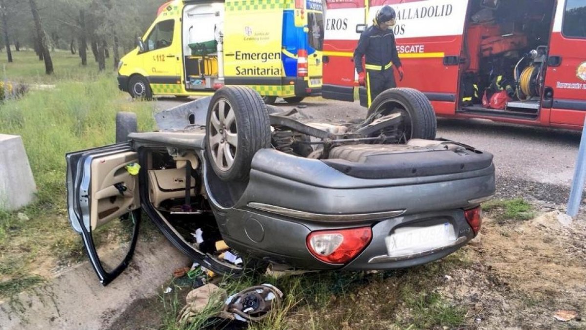 Estadon del vehículo tras el accidente.-@BOMBEROSDIPVLL