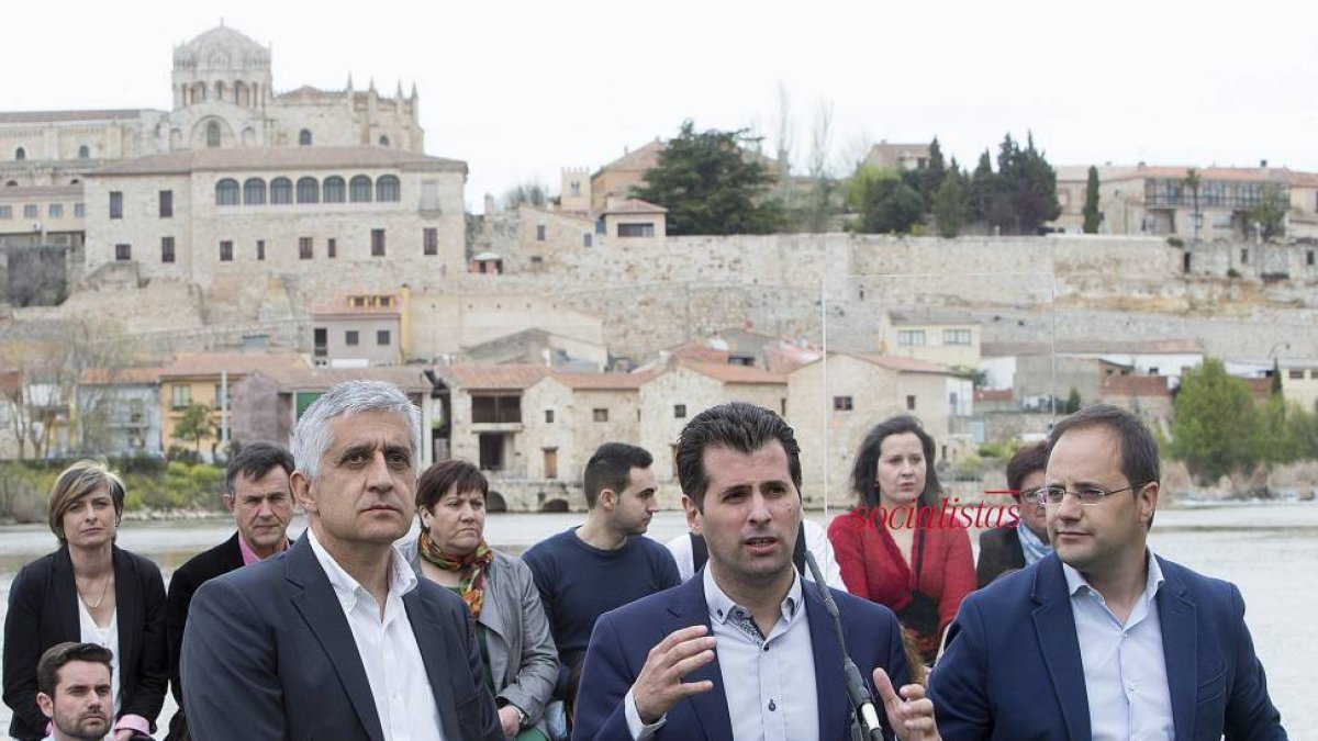 El secretario de Organización del PSOE, César Luena; y el candidato del PSCyL a la Presidencia de la Junta, Luis Tudanca, arropan al candidato socialista a la Alcaldía de Zamora, José Luis Gómez-Ical