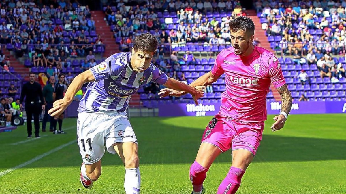 Hervías encara a Pinillos durante el Real Valladolid-Córdoba, su último partido de Liga como titular.-J.M. LOSTAU