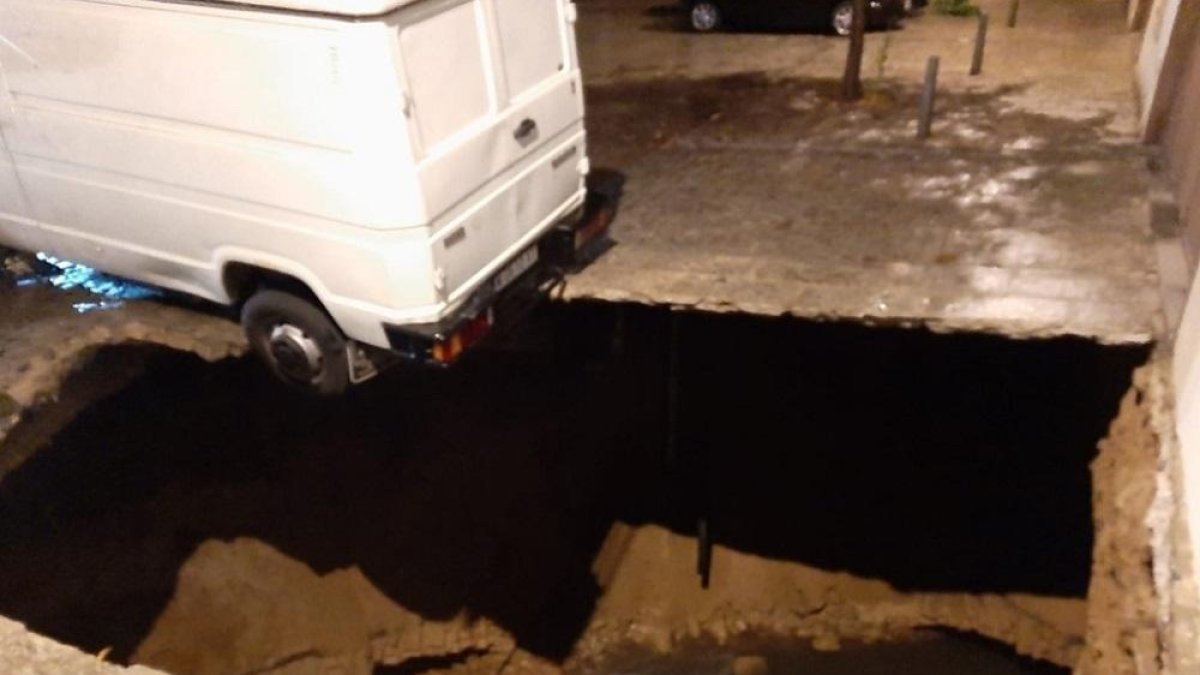 Un coche hundido en el barrio de San Millán, Segovia. La tierra se abrió y tuvieron que desalojar el edificio.-TERESA SANZ TEJERO