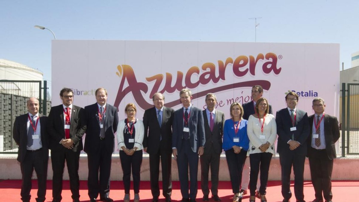 El presidente de la Junta de Castilla y León, Juan Vicente Herrera, y la Ministra de Agricultura y Pesca, Alimentación y Medio Ambiente, Isabel García Tejerina, inauguran la planta de especialidades líquidas de la Azucarera.-ICAL