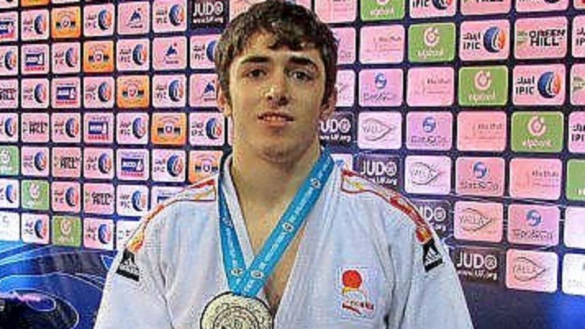 Gaitero con la medalla de plata-