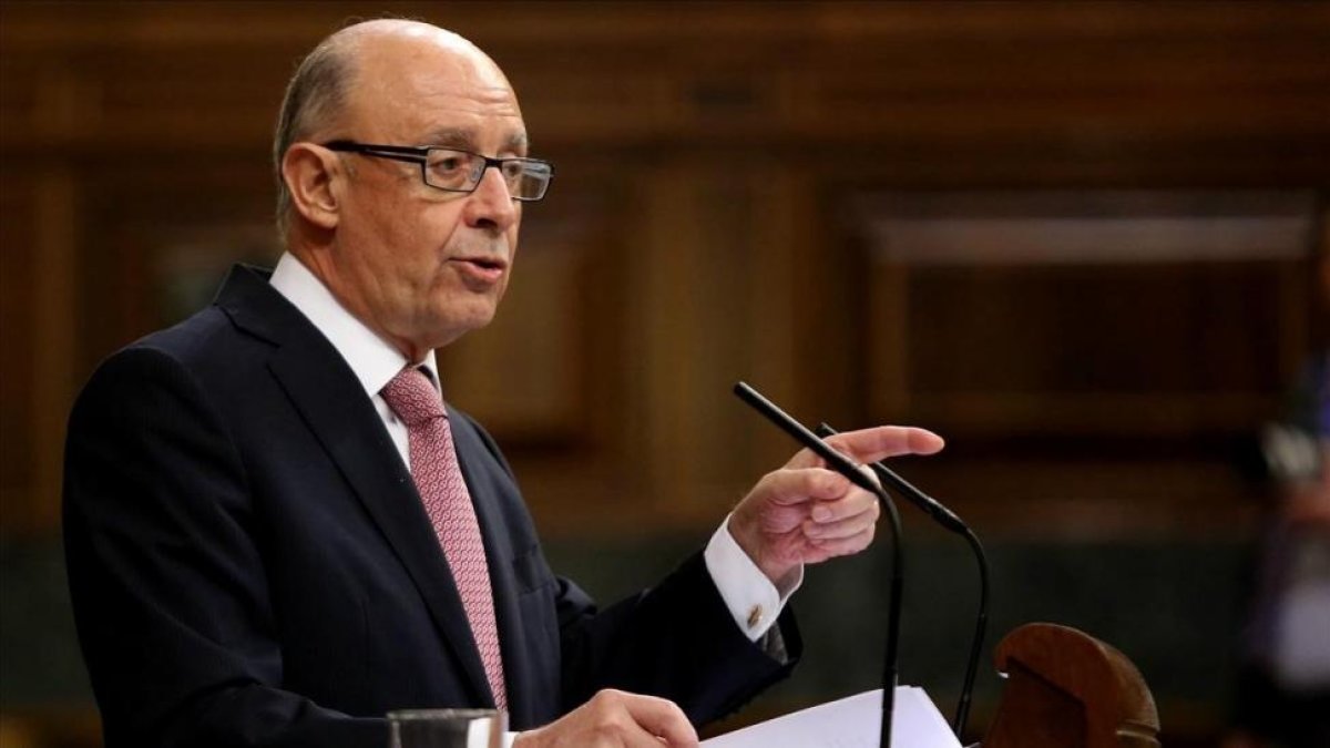 El ministro de Hacienda, Cristóbal Montoro, durante el debate sobre los Presupuestos en el pleno del Congreso de los Diputados.-/ JUAN MANUEL PRATS