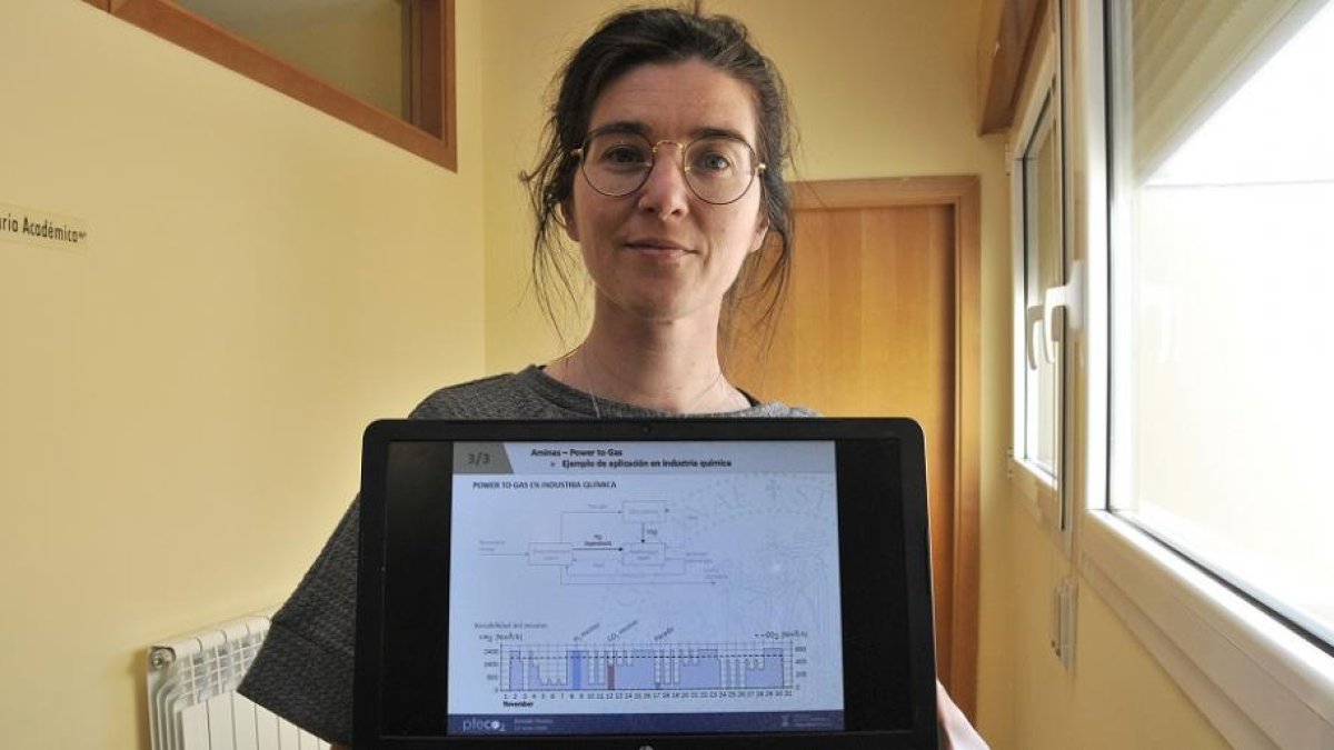 María Pilar Lisbona muestra el proceso en esquema del proceso de transformación de la energía con la nueva tecnología.-VALENTÍN GUISANDE
