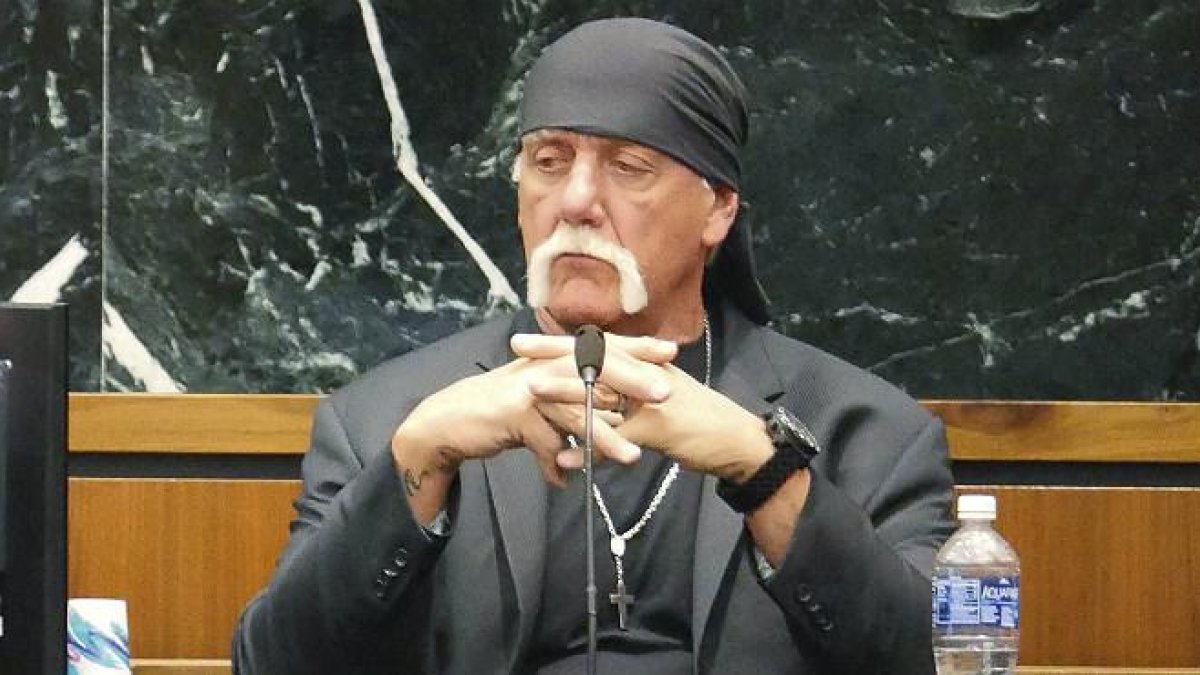 El luchador Hulk Hogan demandó a una web por difundir un vídeo donde se le ve practicando sexo con la esposa de un amigo.-TWITTER