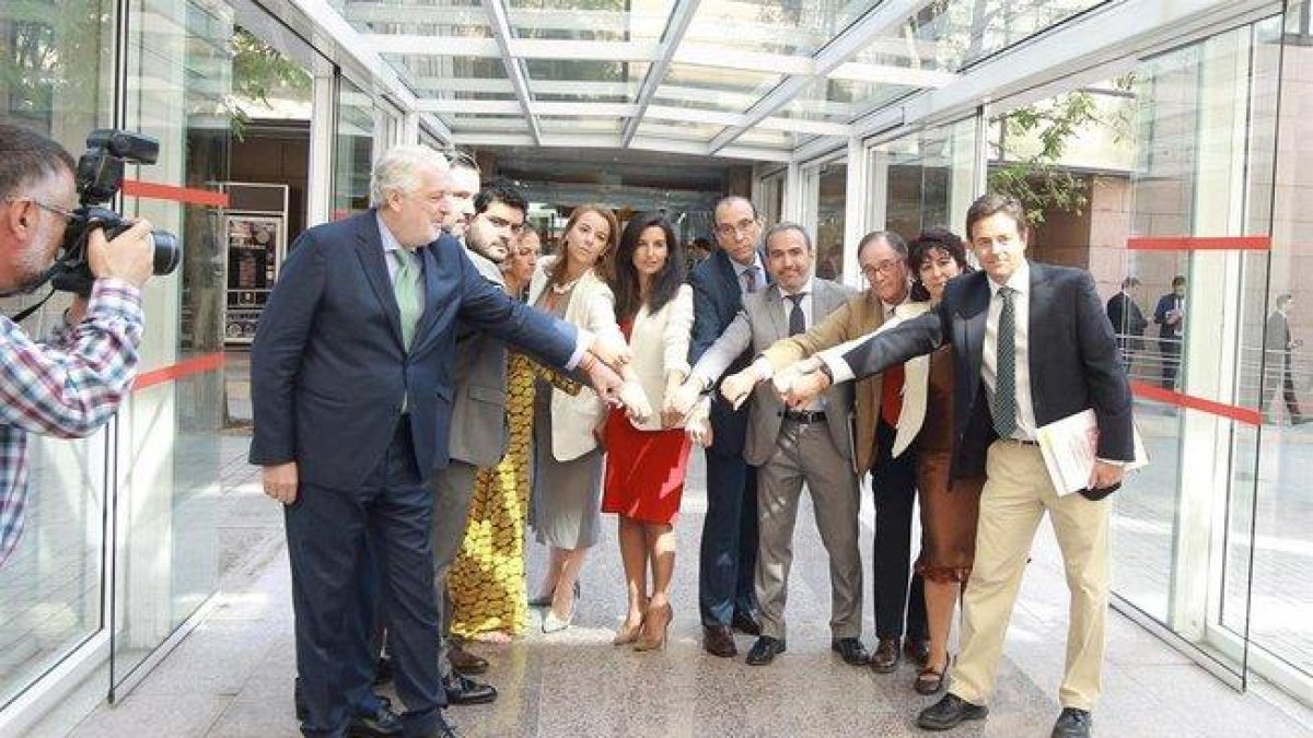 Los diputados de Vox en la Asamblea de Madrid (i-d); Jorge Arturo Cutillas; José Luís Ruiz; Javier Pérez; Gádor Pilar Joya; Ana María Cuartero; Rocío Monasterio; José Igancio Arias; Pablo Gutiérrez de Cabiedes.-RICARDO RUBIO (EUROPA PRESS)