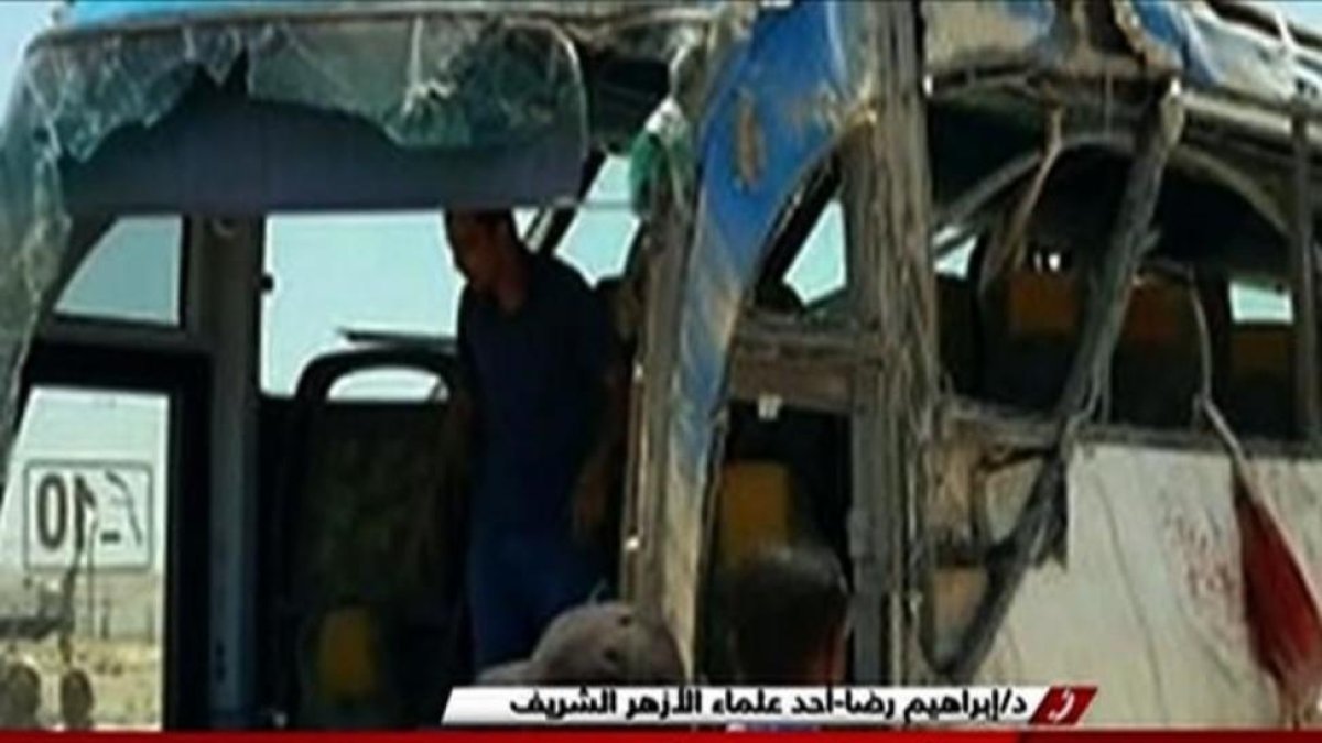 Restos del autobús donde viajaban los cristianos coptos asesinados en Egipto.-AFP