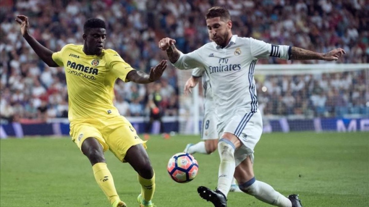 Sergio Ramos y N'Diaye durante el partido Madrid-Villlarreal, disputado el miércooles en el Bernabéu.-CURTO DE LA TORRE / AFP
