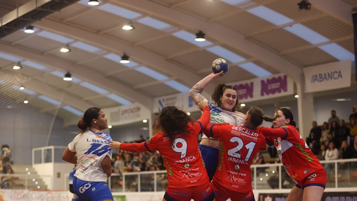 La férrea defensa del Atlético Guardés frena el avance de Marcela Arounian ante la mirada de Lorena. EL MUNDO