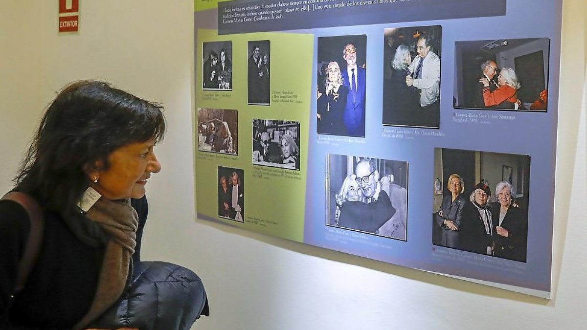 Elisa Delibes, hija de Miguel Delibes, observa una fotografía en la que su padre aparece junto a la escritora Carmen Martín Gaite.-J. M. LOSTAU