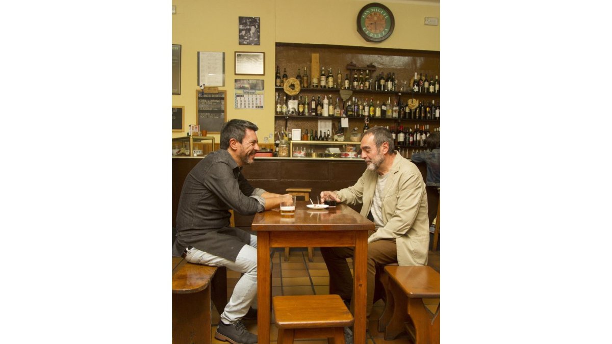 un sitio puro. Carlos Piñel (d) comparte una caña con Juan Antonio Chimeno, propietario de la Bodega Chimeno (Zamora).-M. DENEIVA