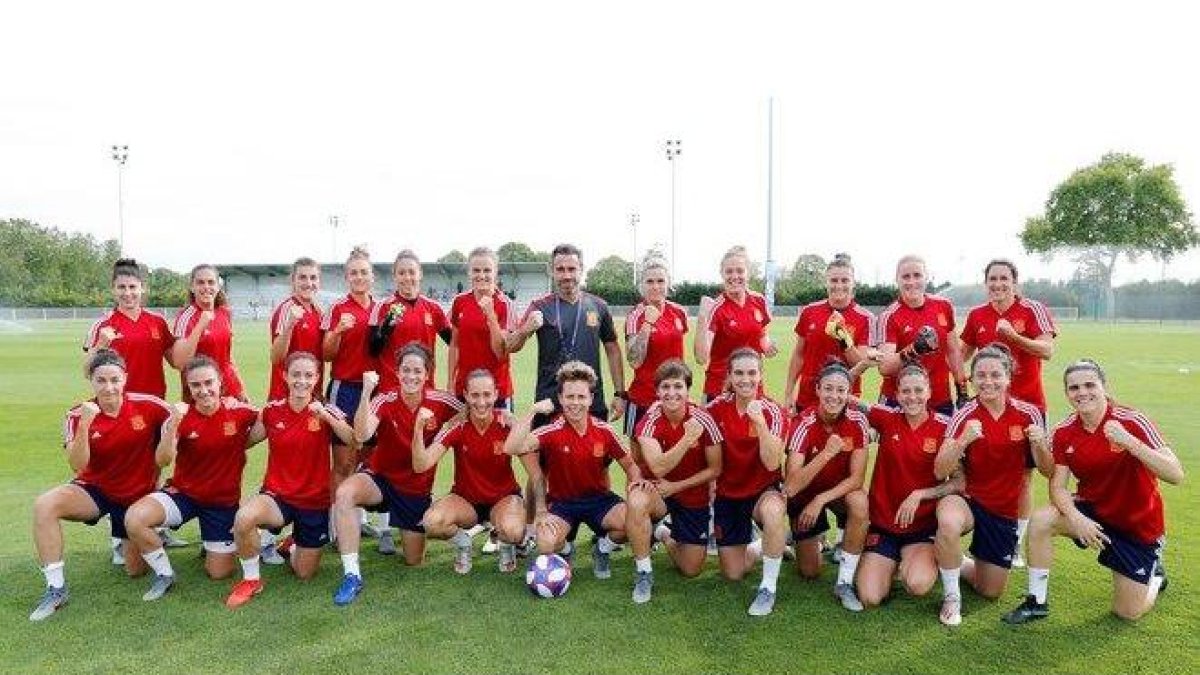 Las jugadoras españolas y el técnico, Jorge Vilda, en una foto distribuida el domingo por la federación española.-FEDERACIÓN ESPAÑOLA DE FÚTBOL / EFE (EFE)