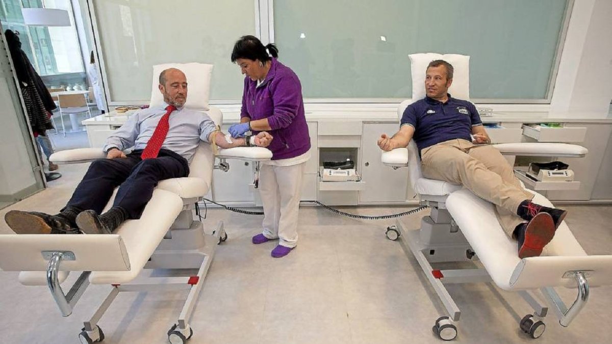 El vicepresidente del VRAC, José María Valentín Gamazo y Urullo donan sangre-Pablo Requejo
