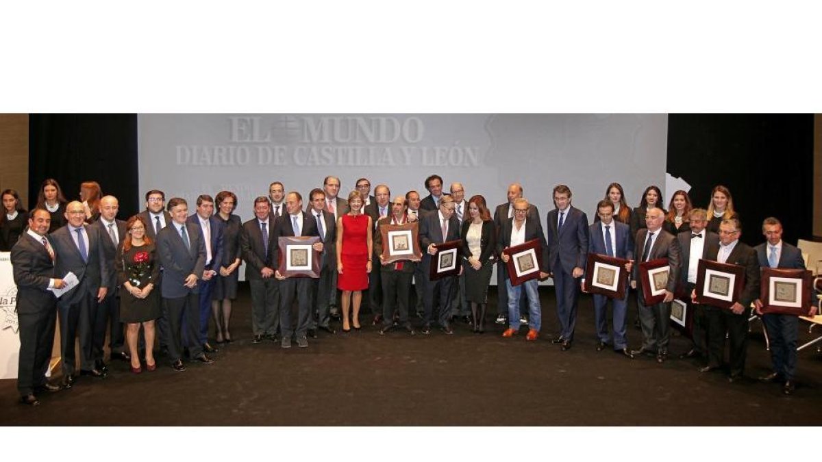 Los premiados posan en la foto de familia con el presidente de la Junta, la ministra de Agricultura, la consejera de Cultura y Turismo, el alcalde de Valladolid, los presidentes de las diputaciones y el director y el presidente de El Mundo de Castilla y L-REPORTAJE GRÁFICO:J.M.LOSTAU / PHOTOGENIC / JAVIER ÁLVAREZ