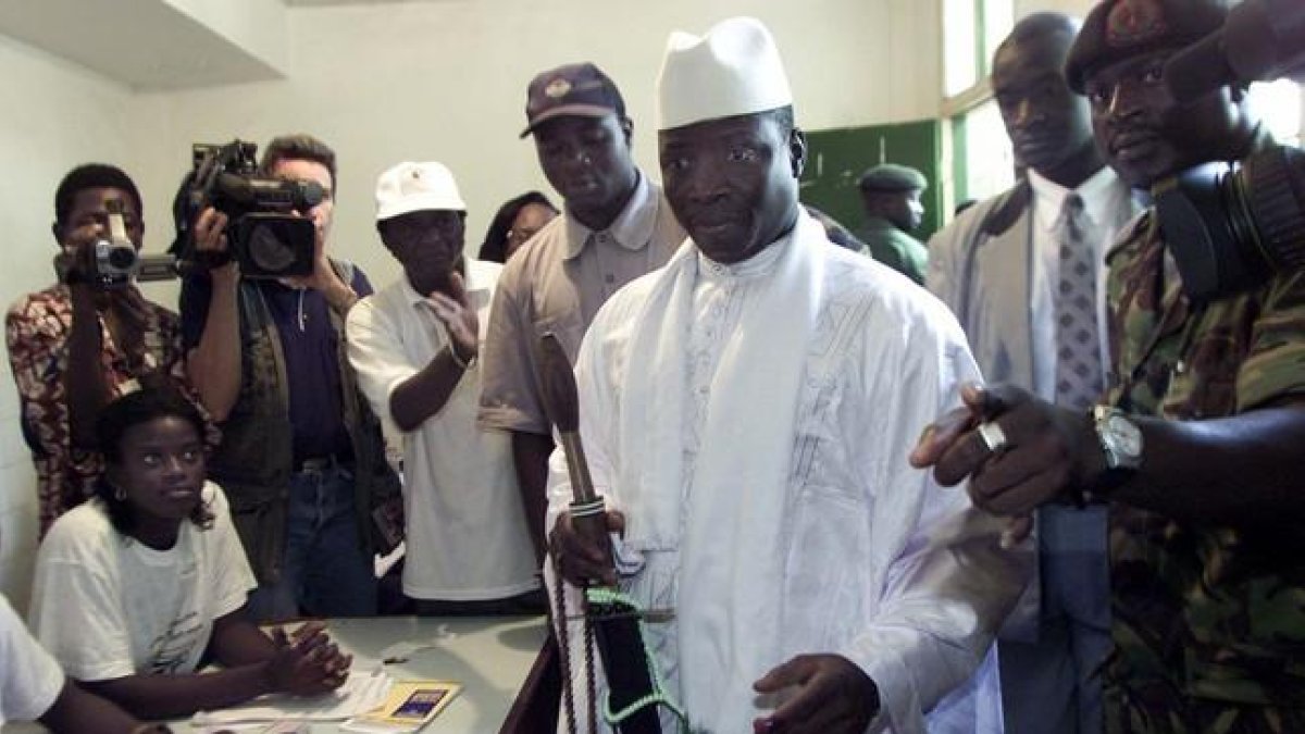 El presidente de Gambia (de blanco) en una imagen de octubre del 2001.-CHRISTINE NESBITT / AP