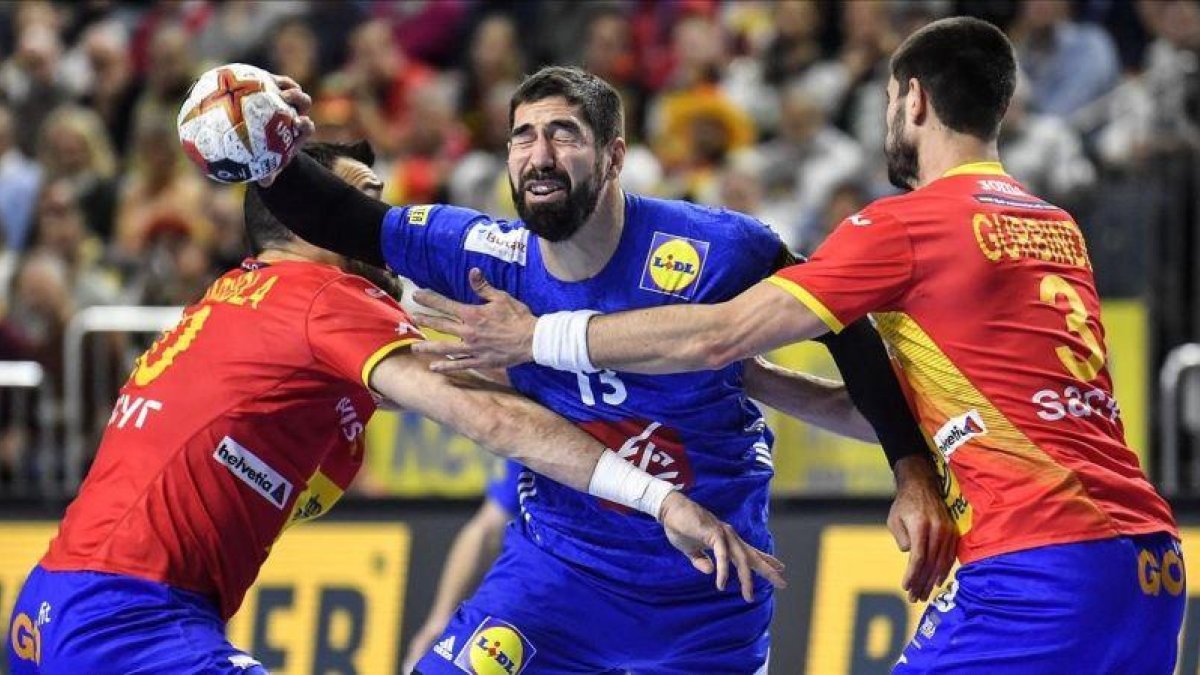 Gedeón Guardiola y Eduardo Gurbindo cierran el paso a Nikola Karabatic.-AP / MARTIN MEISSNER