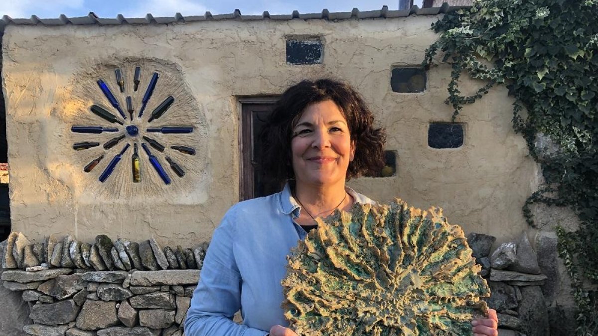 Nuria Martín, ante su taller en Gamones con una de sus obras.-ARGICOMUNICACIÓN