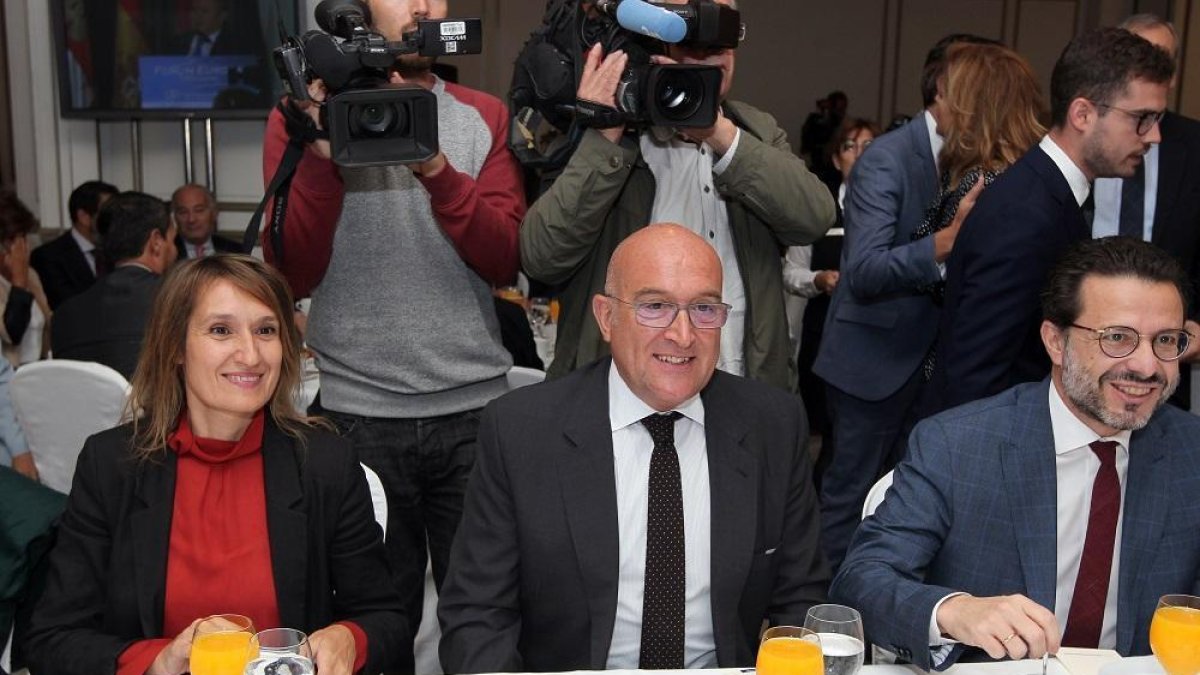 Los consejeros de la Junta de Educación, Rocio Lucas y de Agricultura y Ganadería, Jesús Julio Carnero, asisten al Fórum Europeo.-