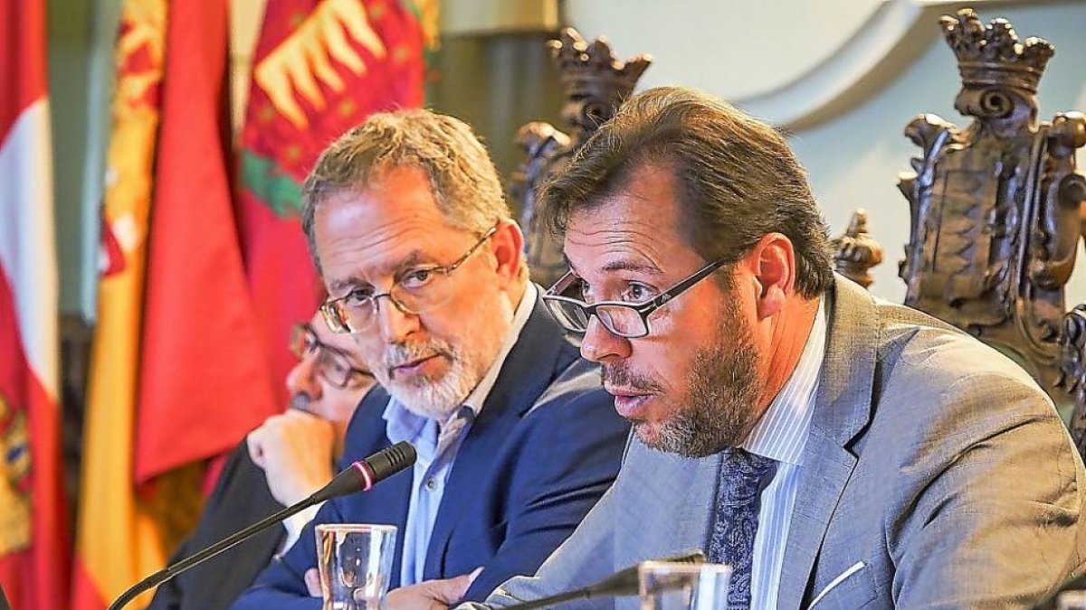 Saravia escucha la intervención de Puente durante el pleno.-MIGUEL ÁNGEL SANTOS / PHOTOGENIC