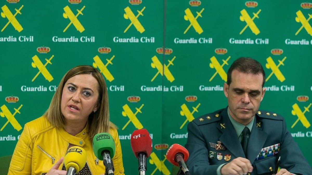 Virginia Barcones, y el teniente coronel de la Guardia Civil, Javier Peña.-ICAL