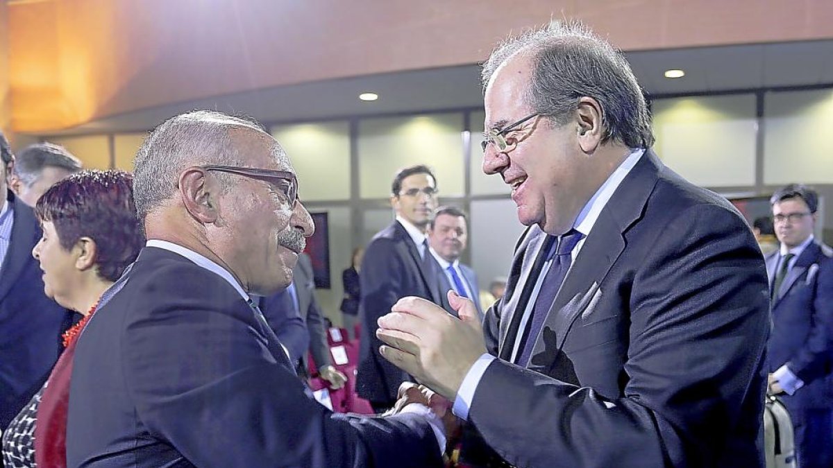 El periodista galardonado, Alfredo Matesanz, saluda al presidente de la Junta, Juan Vicente Herrera, durante la entrega de premios.-ICAL
