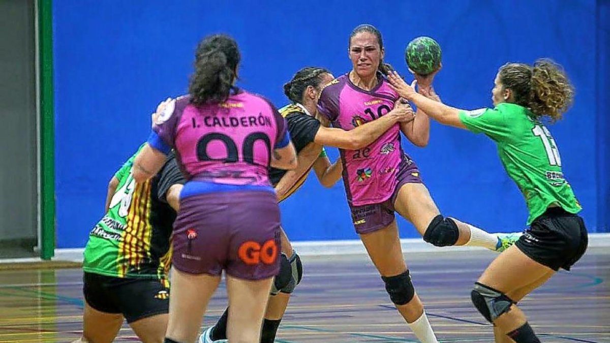 María O´Mullony intenta jugar el balón ante la oposición de dos rivales.-EL MUNDO