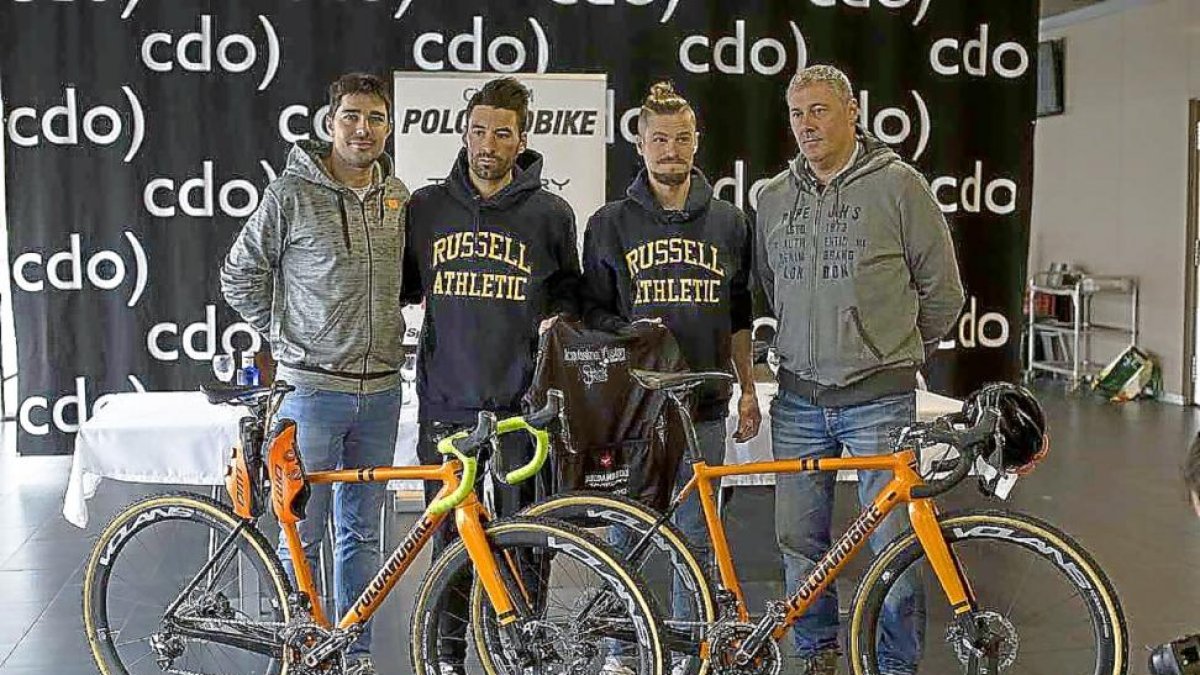 Israel Castañeda y Óscar Pujol, en el centro, posan en el CDO con sus bicicletas.-D.V.