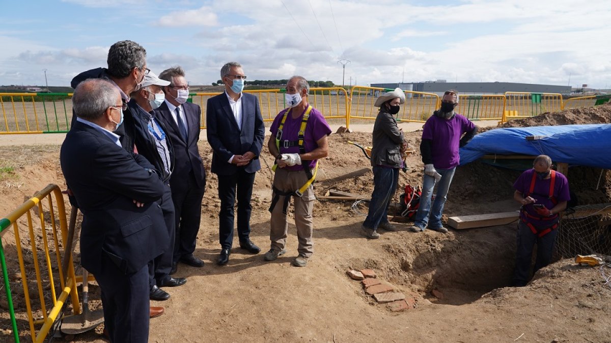 El Secretario de Memoria Histórica Fernando Martínez y el delegado del Gobierno en Castilla y León, Javier Izquierdo, visitan la fosa común en Medina del Campo junto al responsable de la ARMH, Julio del Olmo. -ICAL