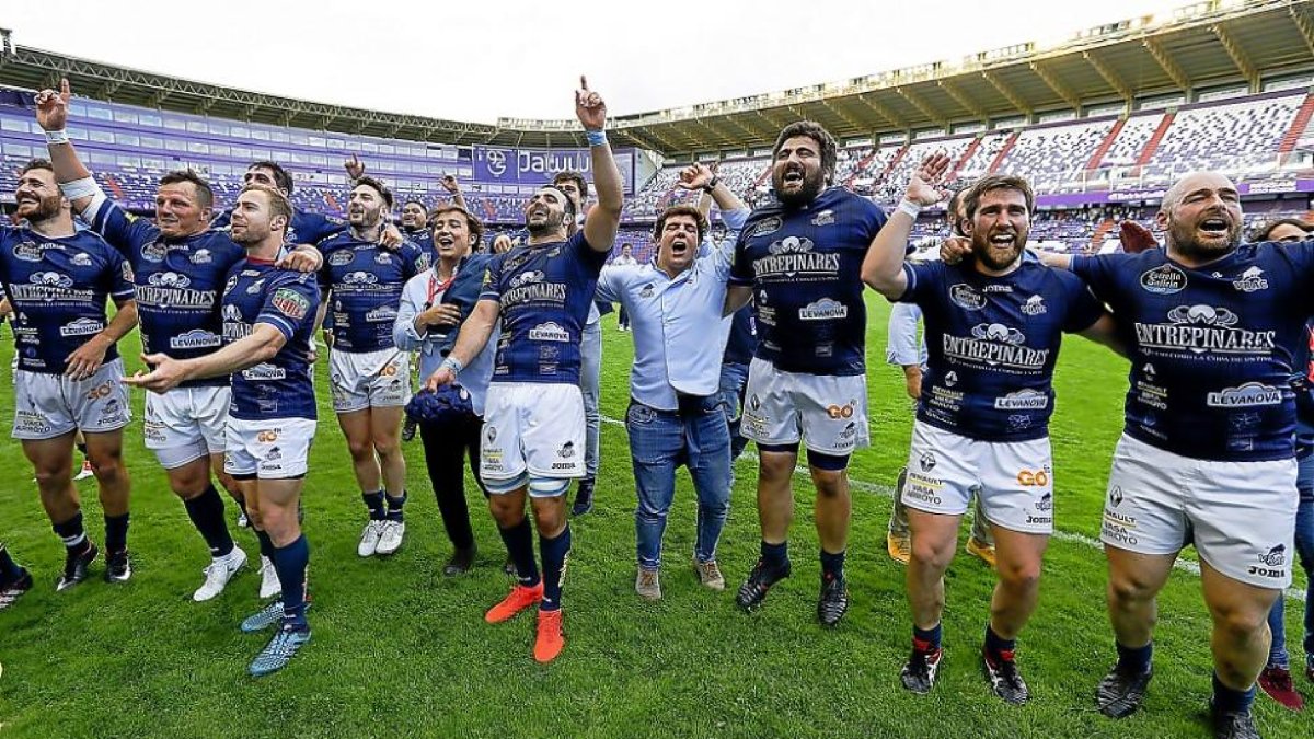Los jugadores del VRAC Quesos Entrepinares celebran el triunfo en la final de Liga.-J. M. LOSTAU