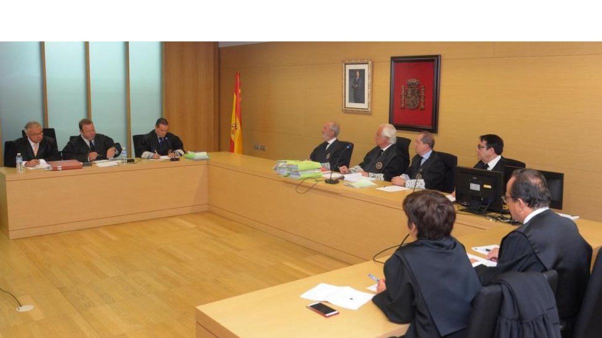 Vista de los recursos sobre la sentencia por el asesinato de la peregrina Denise Pikka Thiem en León por la Sala de lo Civil y Penal del Tribunal Superior de Justicia de Castilla y León (TSJCyL).-ICAL