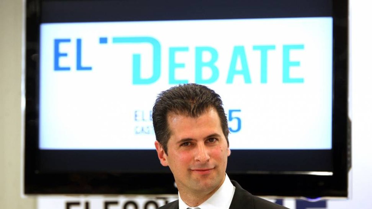 El candidato del PSOE a la Presidencia de la Junta de Castilla y León, Luis Tudanca, antes del debate al cual no se ha presentado el candidato del PP a la Presidencia de la Junta de Castilla y León, Juan Vicente Herrera-Ical